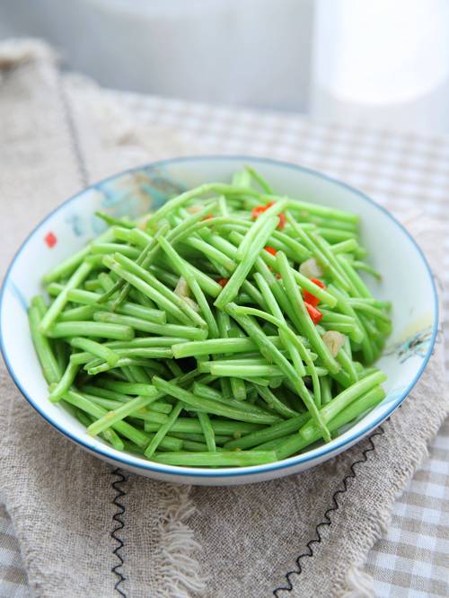 青椒炒泥蒿.jpg