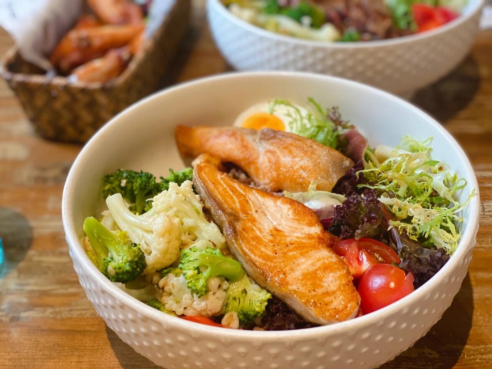 香煎三文鱼糙米饭.jpg